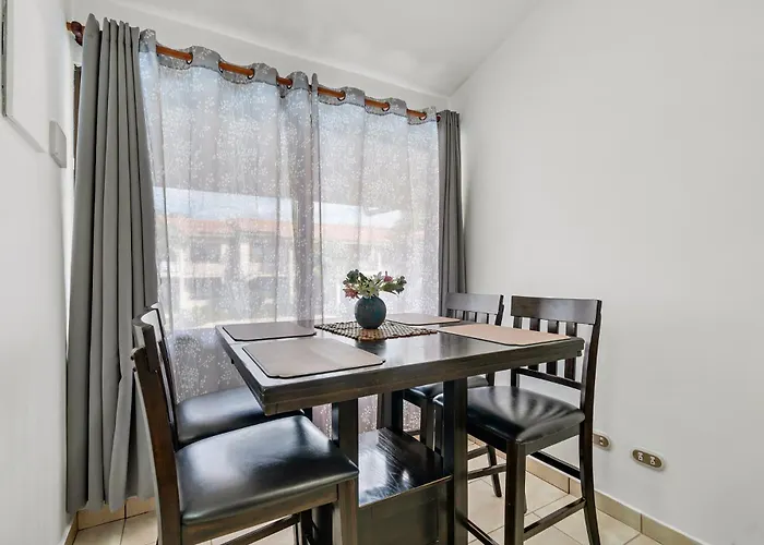 2-bd With Pool, Walk To Coco