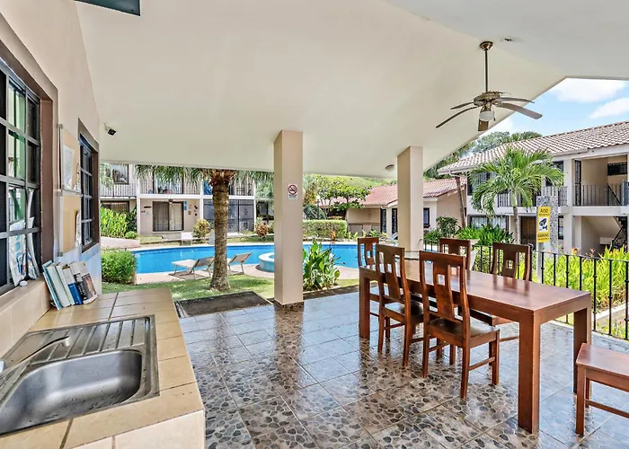 Сasa de vacaciones 2-bd With Pool, Walk To