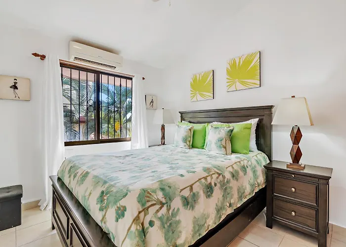 2-bd With Pool, Walk To Сasa de vacaciones