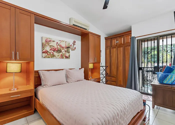Сasa de vacaciones 2-bd With Pool, Walk To *